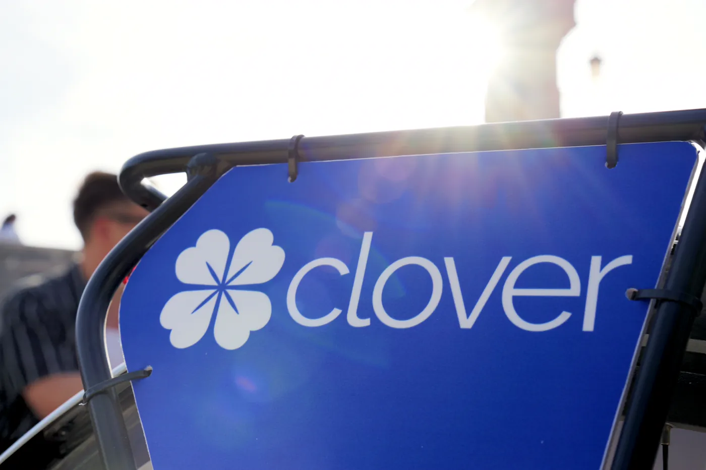 Detalle del distintivo de Clover en una de sus e-bikes, a contraluz